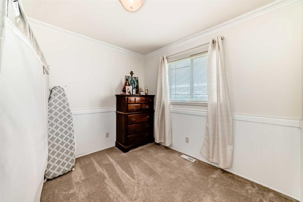 198 Copperfield Gardens Se, Calgary, AB - Indoor Photo Showing Other Room