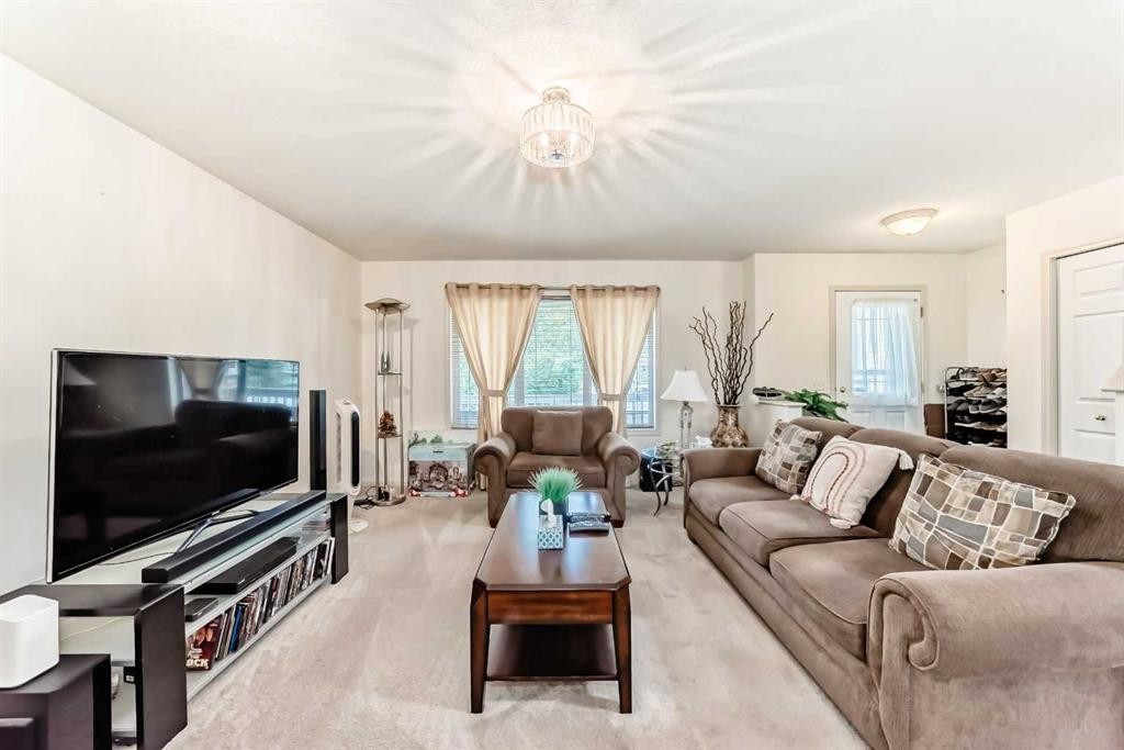 198 Copperfield Gardens Se, Calgary, AB - Indoor Photo Showing Living Room