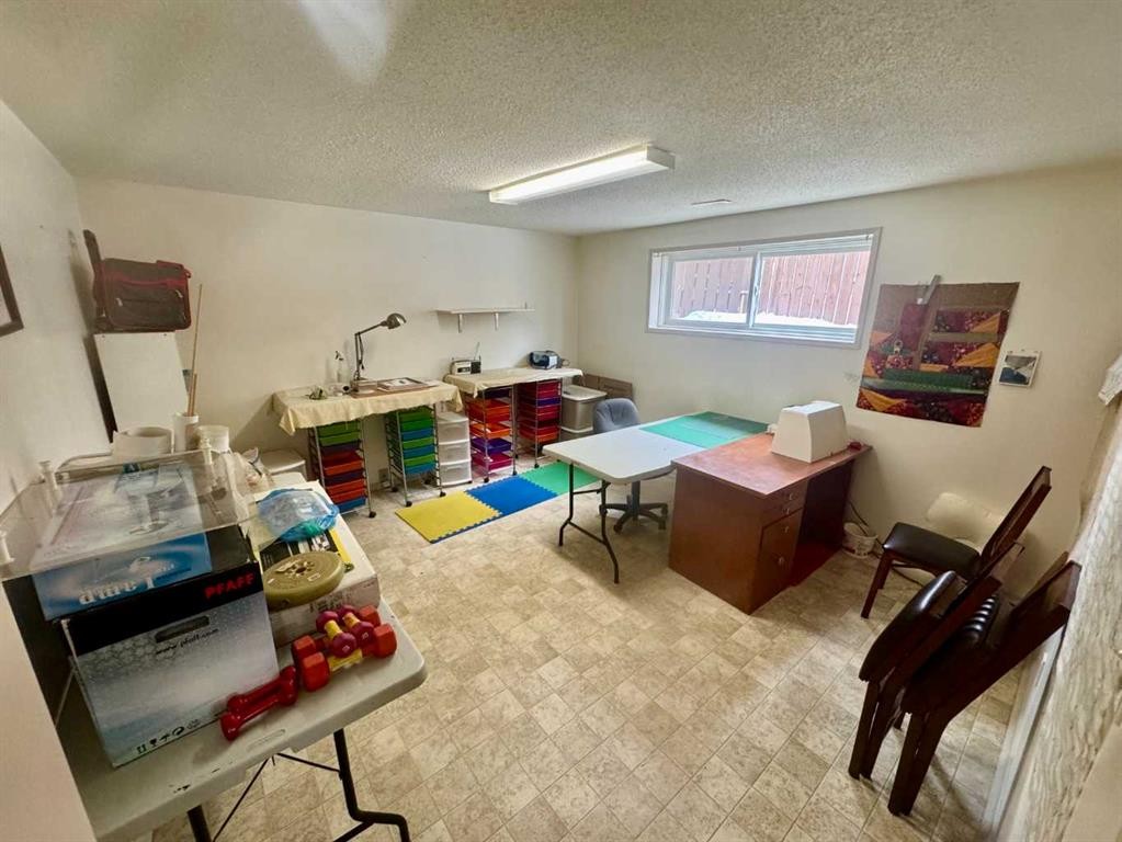 201 Holland Street Nw, Calgary, AB - Indoor Photo Showing Other Room