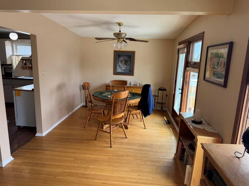 201 Holland Street Nw, Calgary, AB - Indoor Photo Showing Dining Room