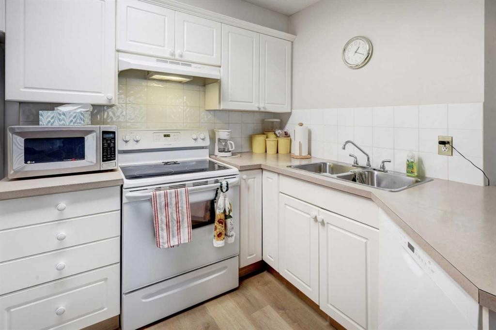 101-6800 Hunterview Drive Nw, Calgary, AB - Indoor Photo Showing Kitchen With Double Sink