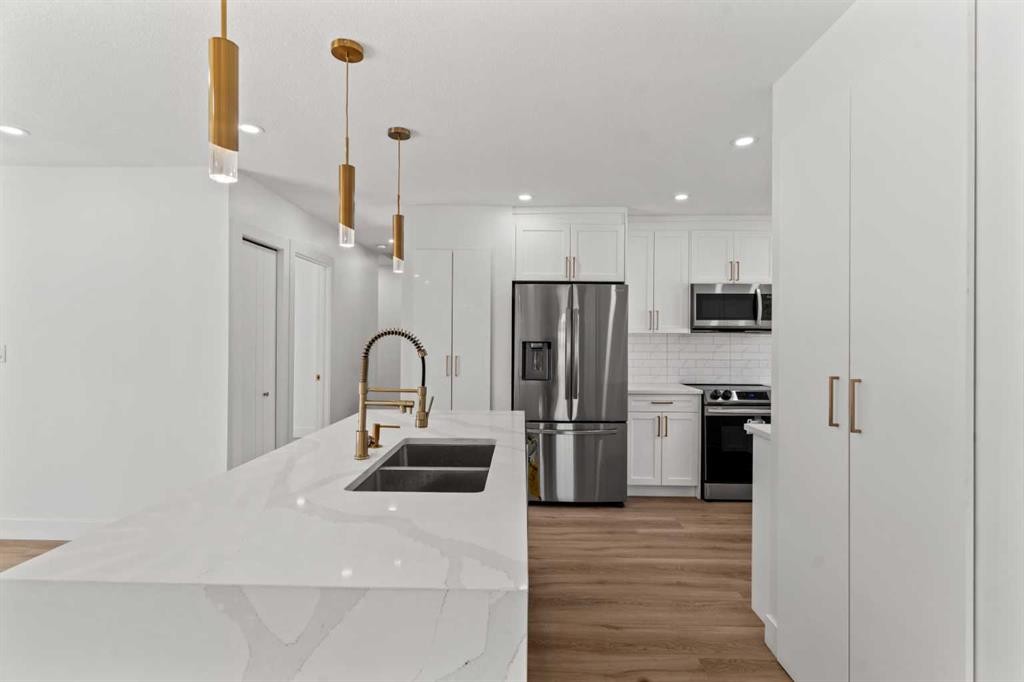 304 Huntbourne Hill Ne, Calgary, AB - Indoor Photo Showing Kitchen With Stainless Steel Kitchen With Double Sink With Upgraded Kitchen