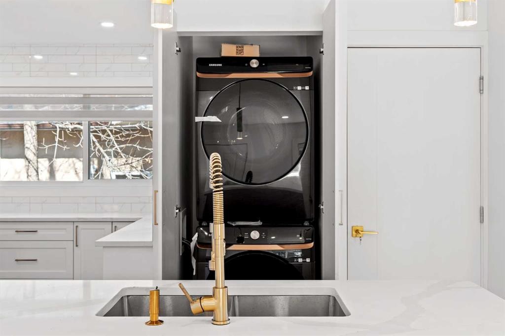 304 Huntbourne Hill Ne, Calgary, AB - Indoor Photo Showing Kitchen With Double Sink