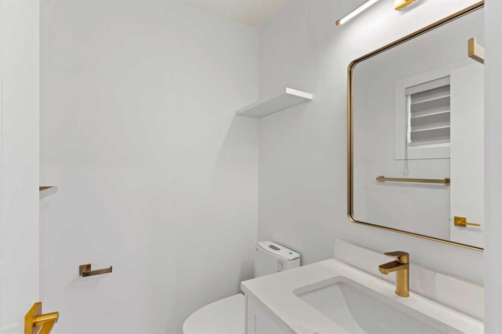 304 Huntbourne Hill Ne, Calgary, AB - Indoor Photo Showing Bathroom