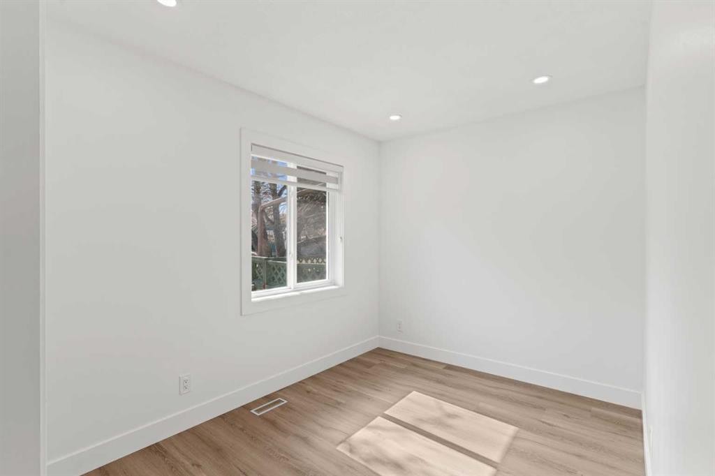 304 Huntbourne Hill Ne, Calgary, AB - Indoor Photo Showing Other Room