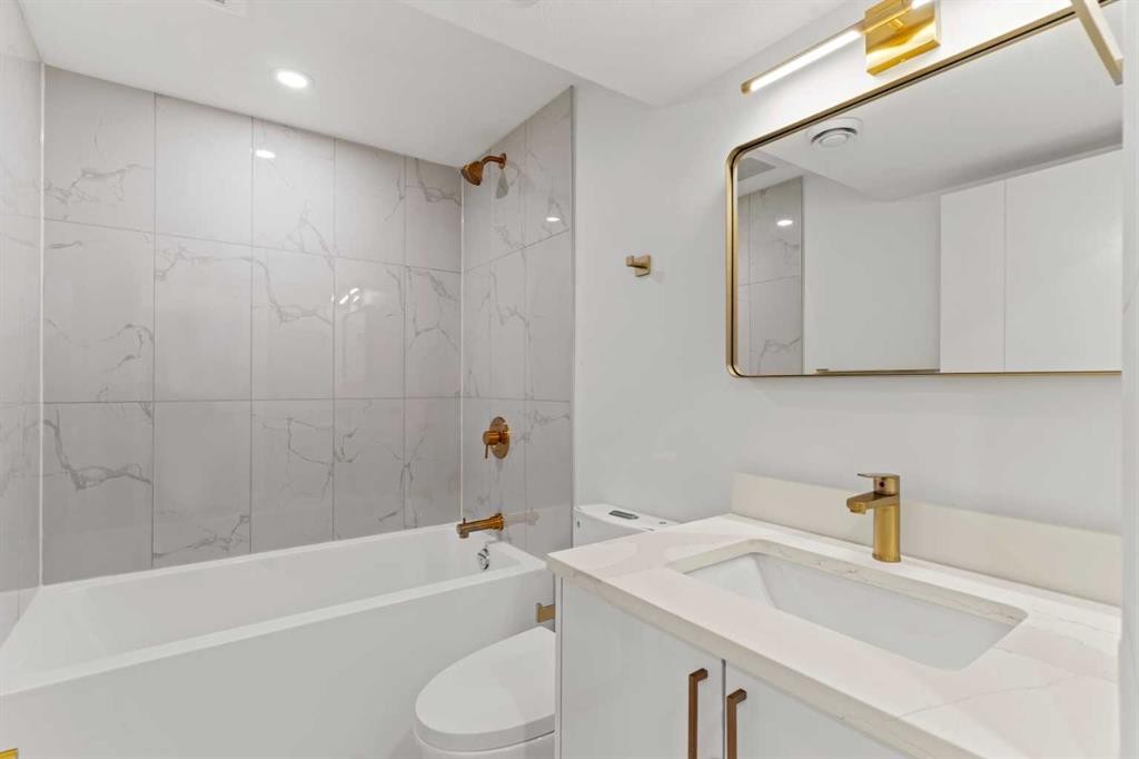 304 Huntbourne Hill Ne, Calgary, AB - Indoor Photo Showing Bathroom