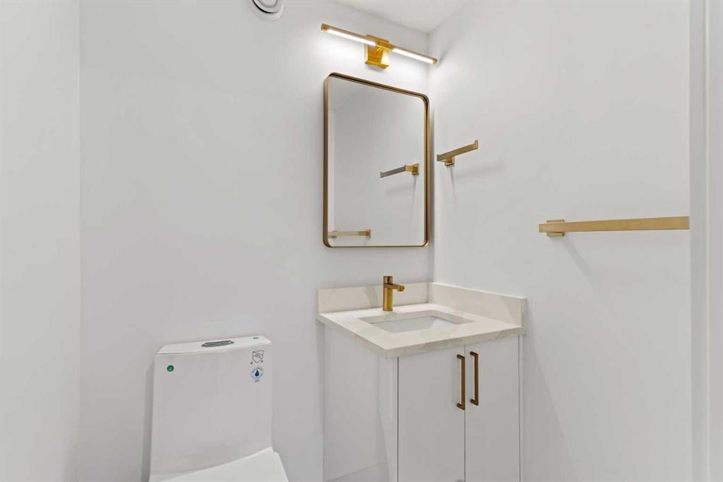304 Huntbourne Hill Ne, Calgary, AB - Indoor Photo Showing Bathroom