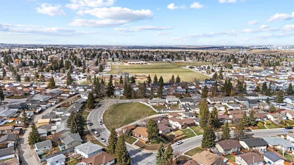 304 Huntbourne Hill Ne, Calgary, AB - Outdoor With View