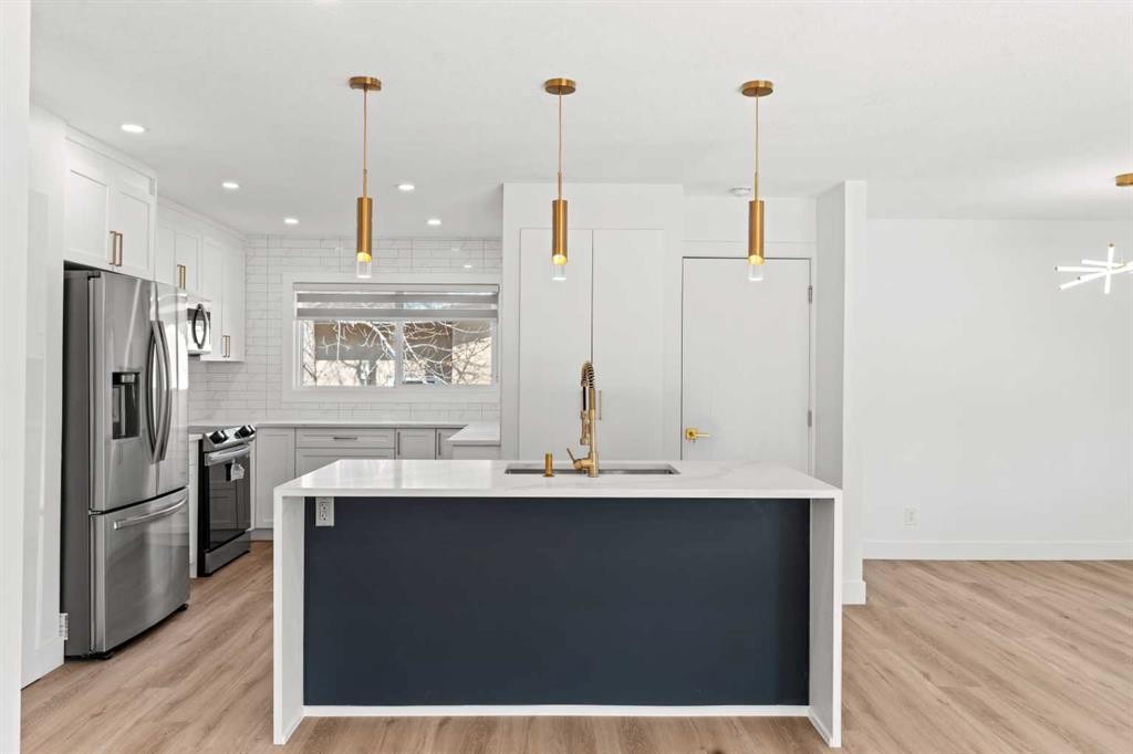 304 Huntbourne Hill Ne, Calgary, AB - Indoor Photo Showing Kitchen With Stainless Steel Kitchen With Upgraded Kitchen