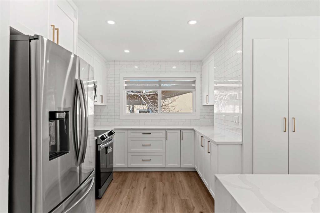 304 Huntbourne Hill Ne, Calgary, AB - Indoor Photo Showing Kitchen With Stainless Steel Kitchen With Upgraded Kitchen