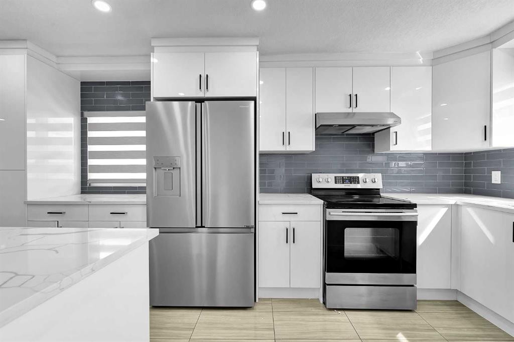 611 Penbrooke Road Se, Calgary, AB - Indoor Photo Showing Kitchen With Upgraded Kitchen
