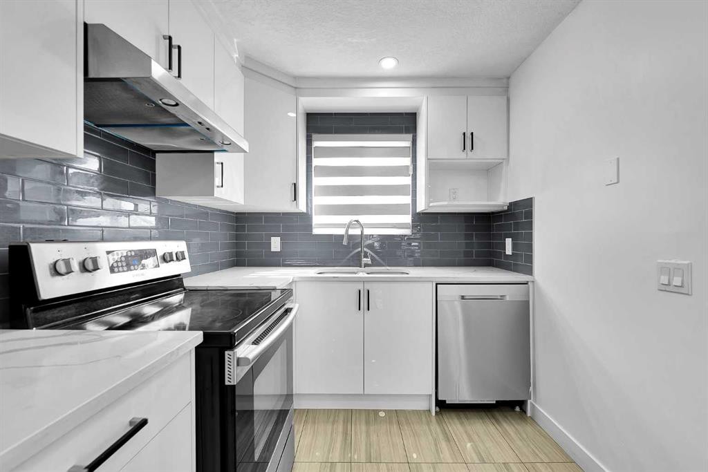 611 Penbrooke Road Se, Calgary, AB - Indoor Photo Showing Kitchen