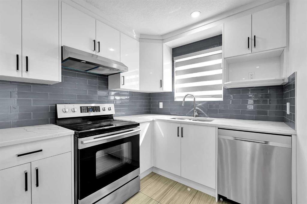 611 Penbrooke Road Se, Calgary, AB - Indoor Photo Showing Kitchen With Upgraded Kitchen