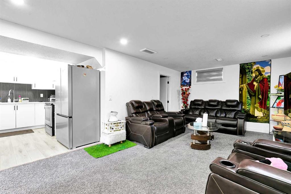 611 Penbrooke Road Se, Calgary, AB - Indoor Photo Showing Other Room