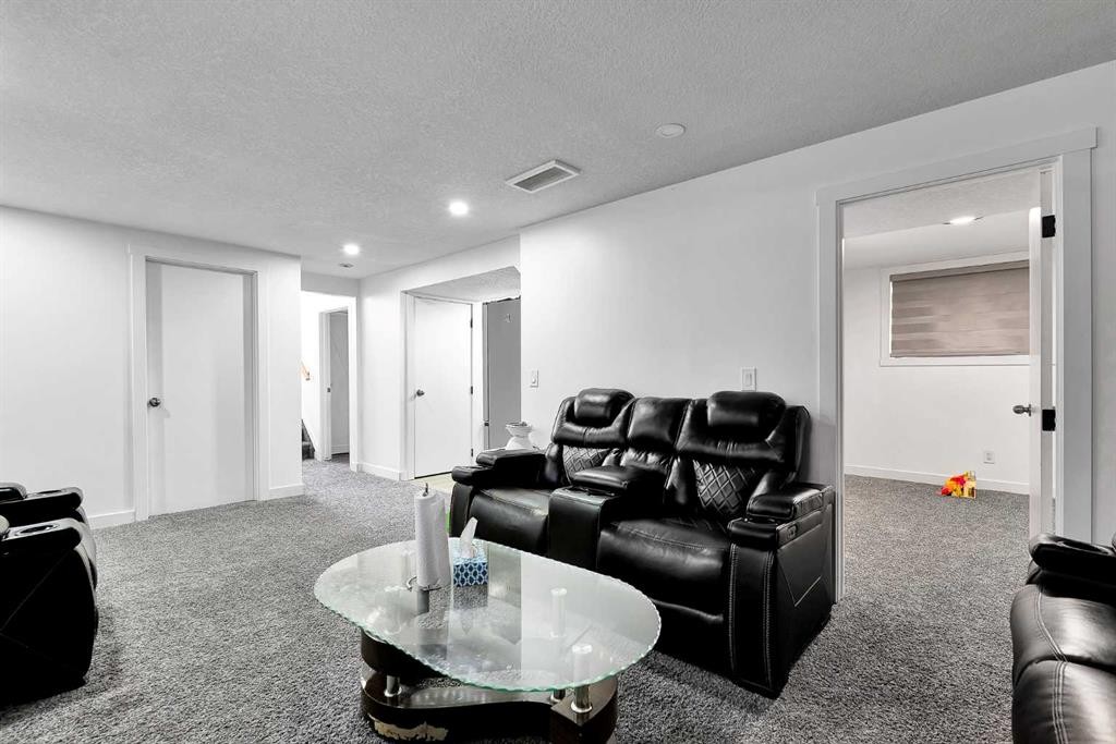 611 Penbrooke Road Se, Calgary, AB - Indoor Photo Showing Living Room