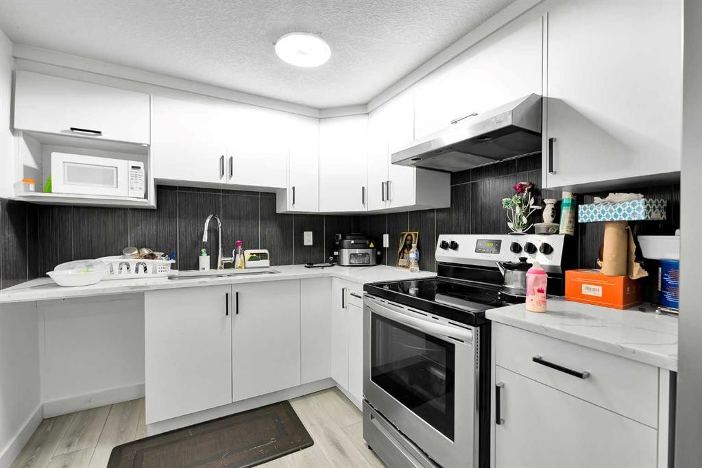 611 Penbrooke Road Se, Calgary, AB - Indoor Photo Showing Kitchen