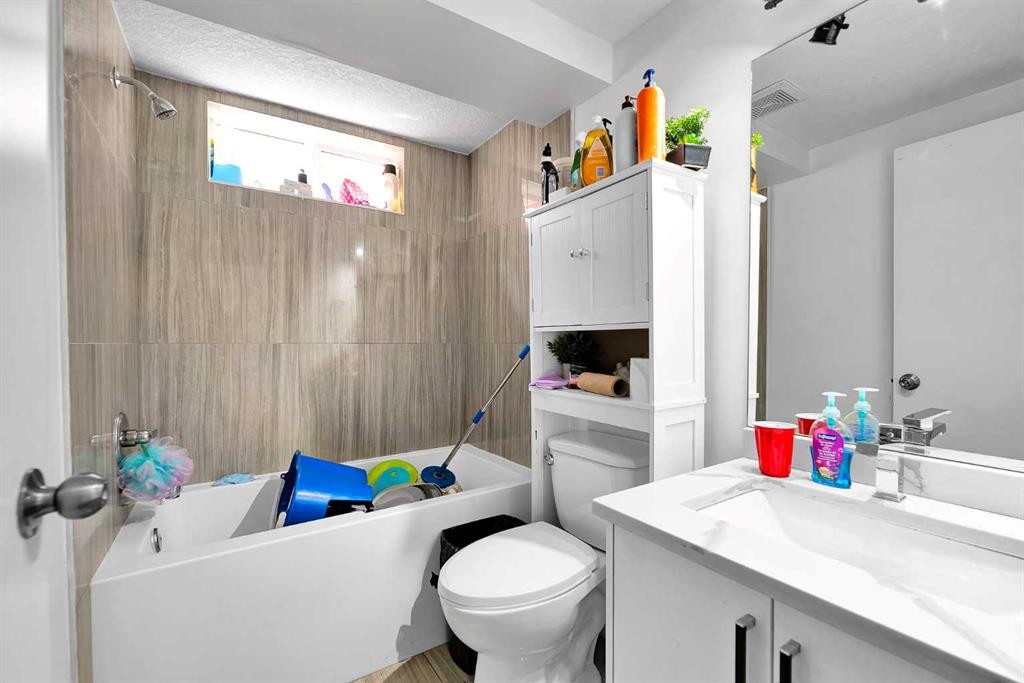 611 Penbrooke Road Se, Calgary, AB - Indoor Photo Showing Bathroom