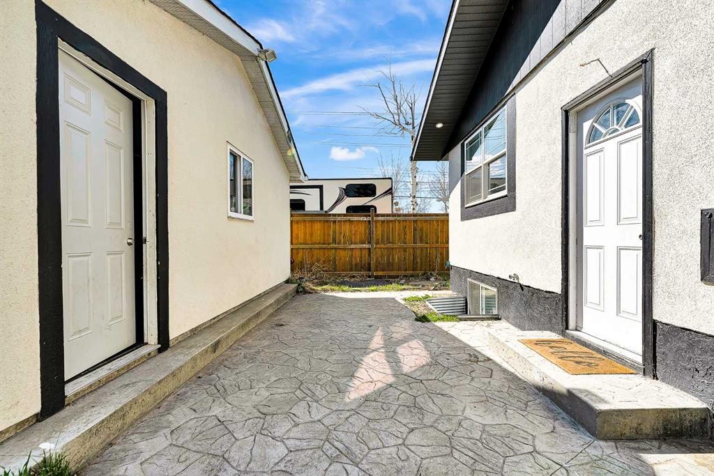 611 Penbrooke Road Se, Calgary, AB - Outdoor With Exterior