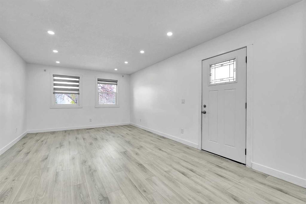 611 Penbrooke Road Se, Calgary, AB - Indoor Photo Showing Other Room