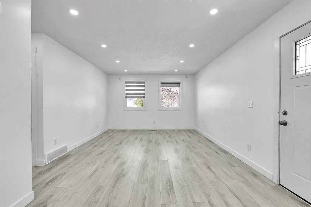 611 Penbrooke Road Se, Calgary, AB - Indoor Photo Showing Other Room