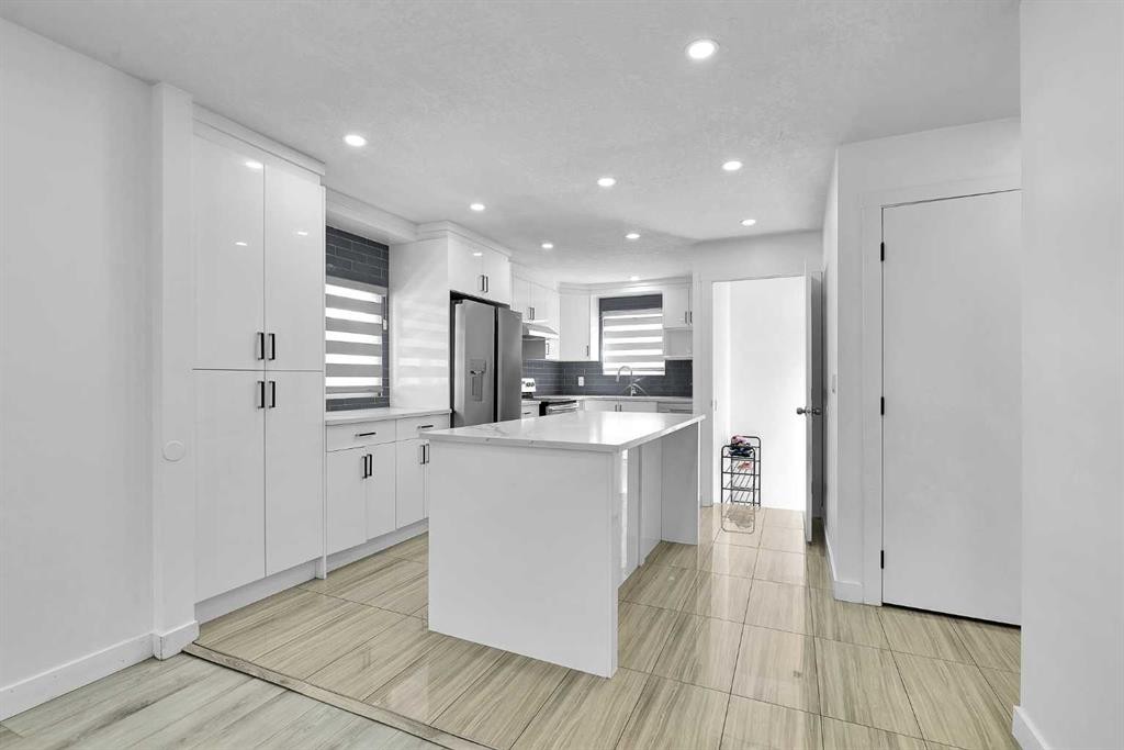 611 Penbrooke Road Se, Calgary, AB - Indoor Photo Showing Kitchen