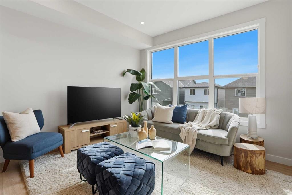 21 Wild Rose Way Se, Calgary, AB - Indoor Photo Showing Living Room