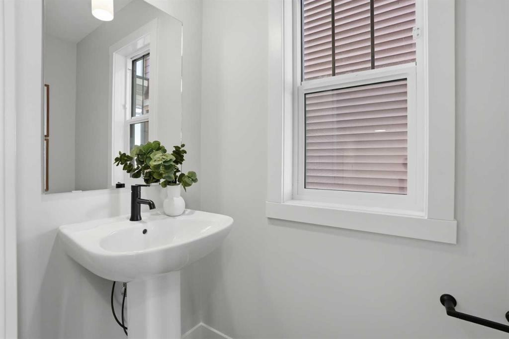 21 Wild Rose Way Se, Calgary, AB - Indoor Photo Showing Bathroom