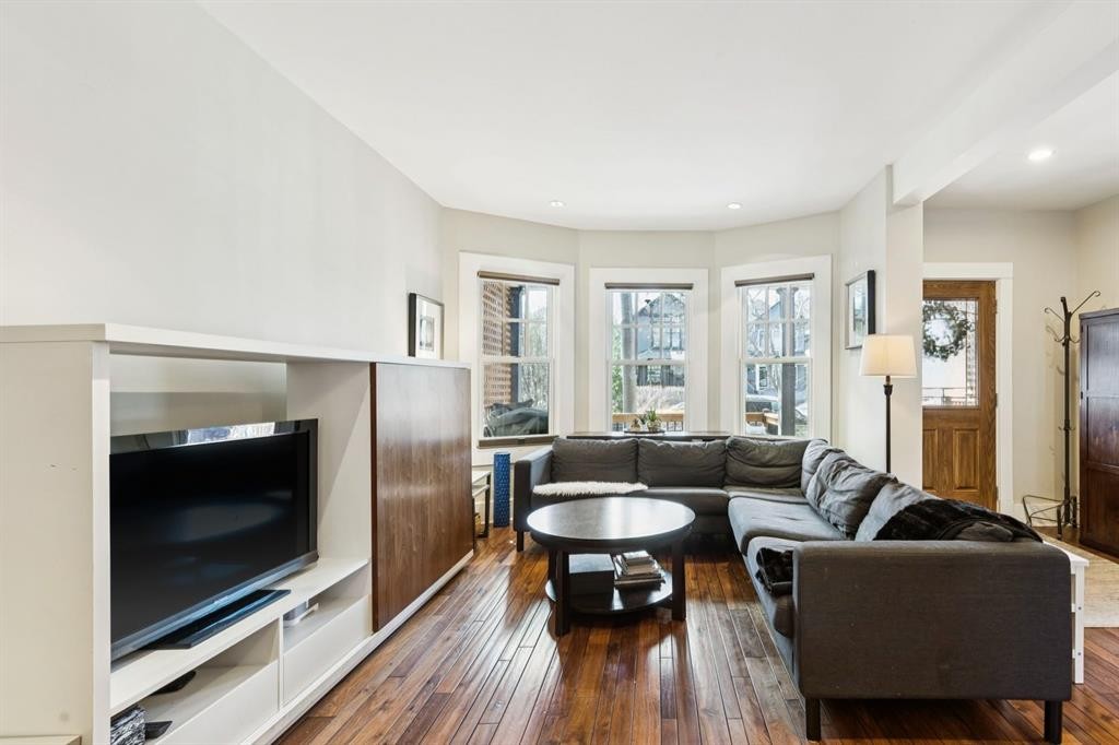 612 23 Avenue Sw, Calgary, AB - Indoor Photo Showing Living Room