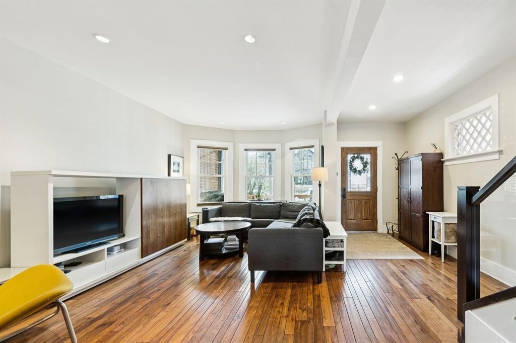 612 23 Avenue Sw, Calgary, AB - Indoor Photo Showing Living Room