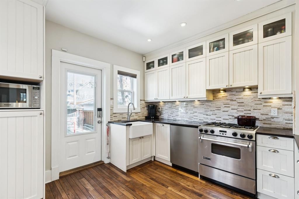 612 23 Avenue Sw, Calgary, AB - Indoor Photo Showing Kitchen With Upgraded Kitchen