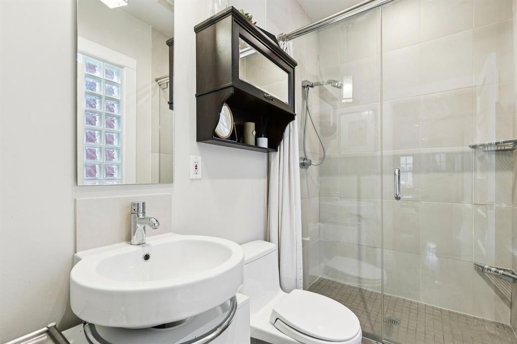 612 23 Avenue Sw, Calgary, AB - Indoor Photo Showing Bathroom