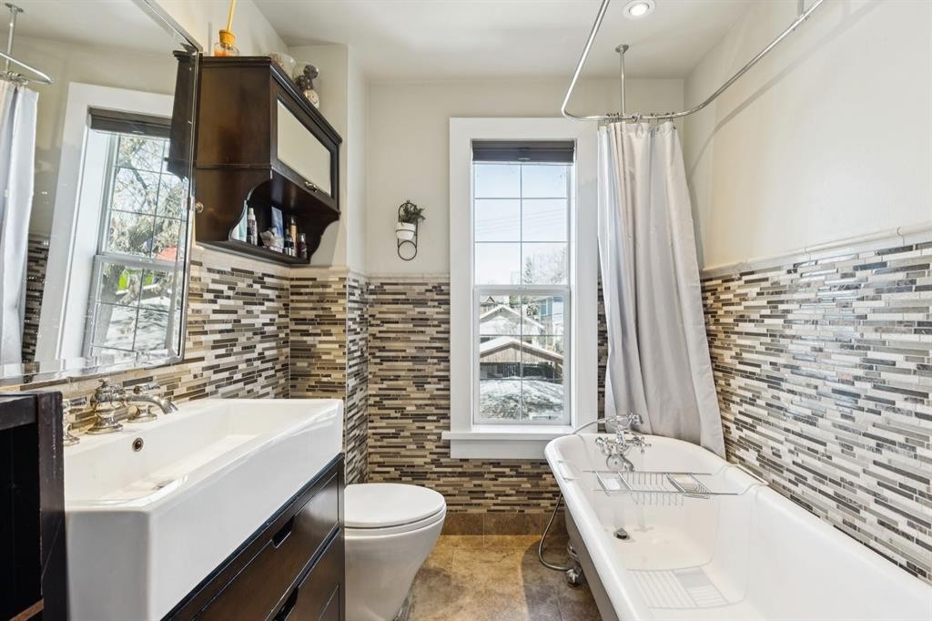 612 23 Avenue Sw, Calgary, AB - Indoor Photo Showing Bathroom
