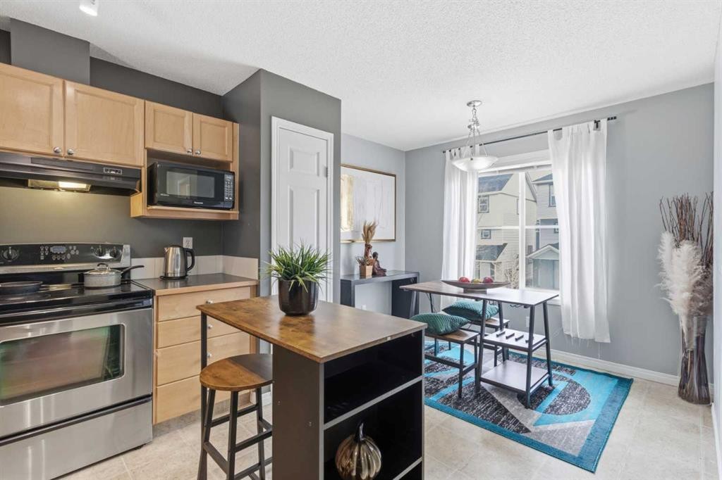 166 Everhollow Heights Sw, Calgary, AB - Indoor Photo Showing Kitchen