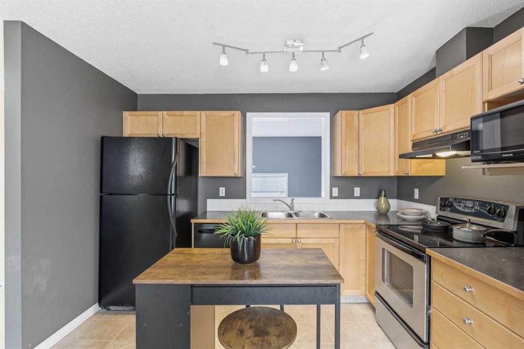 166 Everhollow Heights Sw, Calgary, AB - Indoor Photo Showing Kitchen With Double Sink