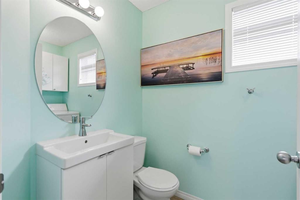166 Everhollow Heights Sw, Calgary, AB - Indoor Photo Showing Bathroom