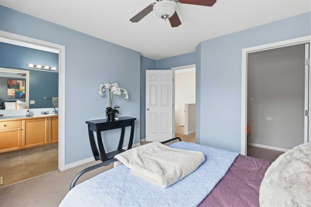 166 Everhollow Heights Sw, Calgary, AB - Indoor Photo Showing Bedroom
