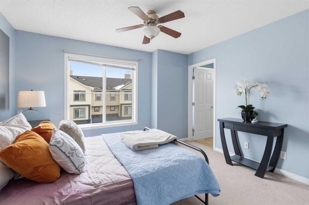 166 Everhollow Heights Sw, Calgary, AB - Indoor Photo Showing Bedroom