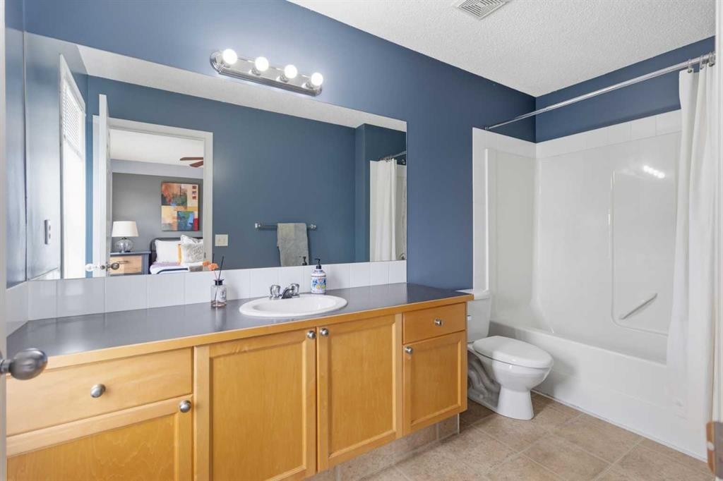 166 Everhollow Heights Sw, Calgary, AB - Indoor Photo Showing Bathroom