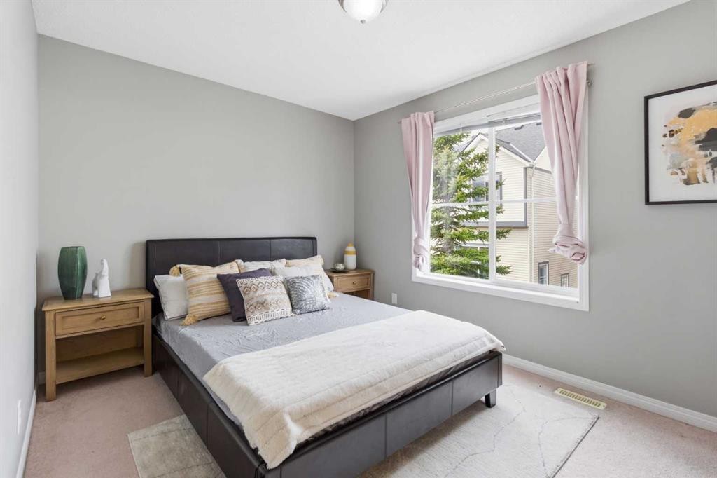 166 Everhollow Heights Sw, Calgary, AB - Indoor Photo Showing Bedroom