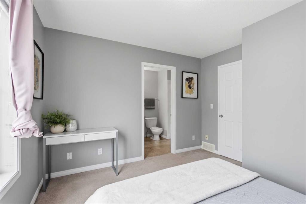 166 Everhollow Heights Sw, Calgary, AB - Indoor Photo Showing Bedroom