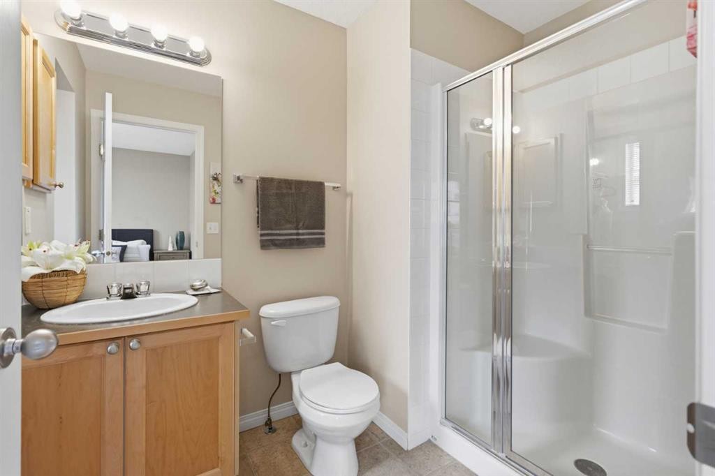166 Everhollow Heights Sw, Calgary, AB - Indoor Photo Showing Bathroom