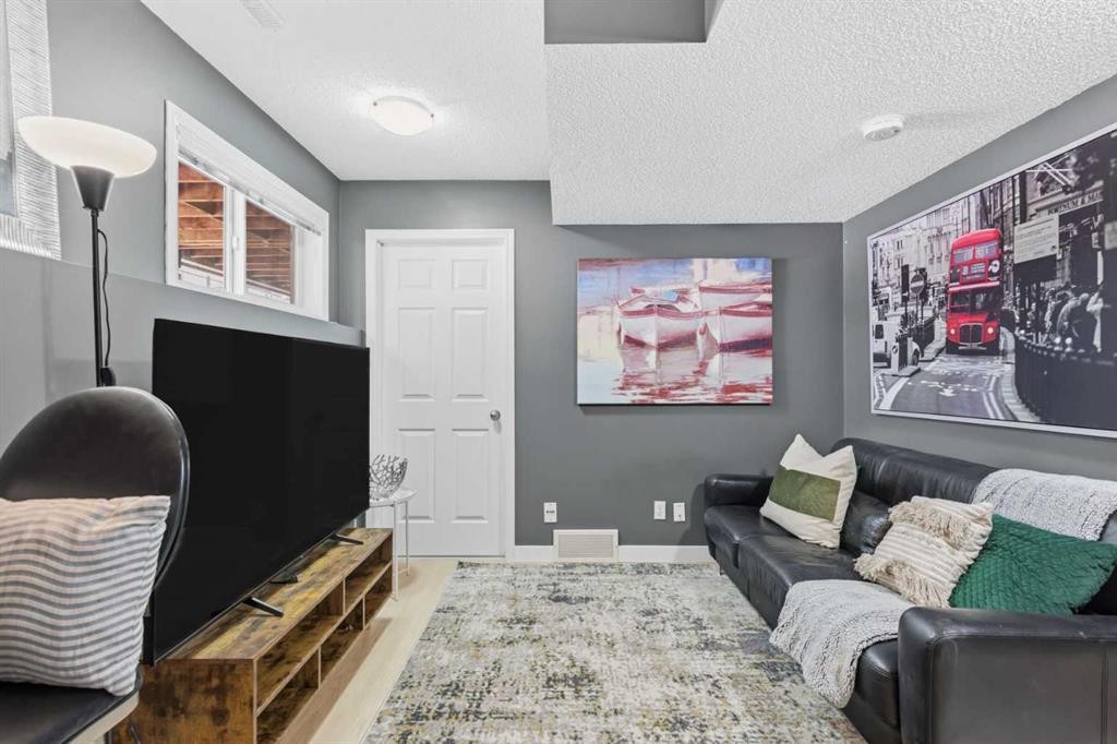 166 Everhollow Heights Sw, Calgary, AB - Indoor