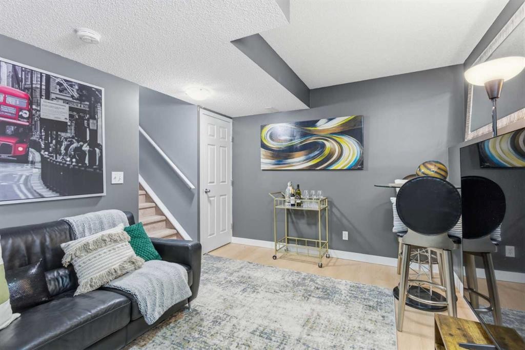 166 Everhollow Heights Sw, Calgary, AB - Indoor Photo Showing Other Room