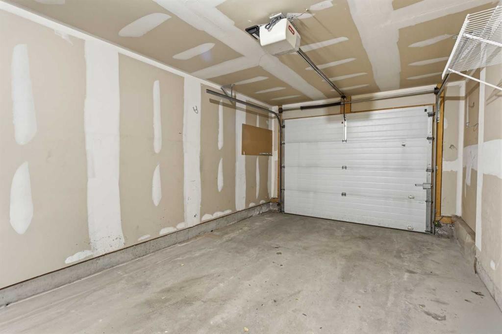 166 Everhollow Heights Sw, Calgary, AB - Indoor Photo Showing Garage