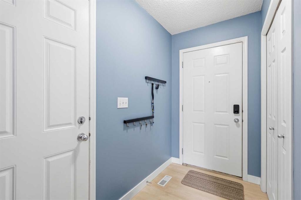 166 Everhollow Heights Sw, Calgary, AB - Indoor Photo Showing Other Room