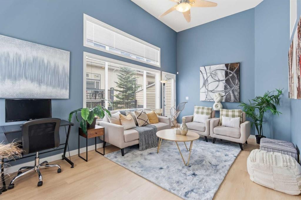 166 Everhollow Heights Sw, Calgary, AB - Indoor Photo Showing Living Room