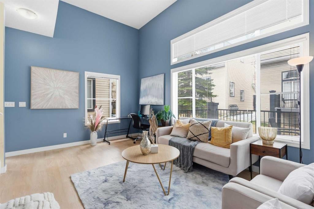 166 Everhollow Heights Sw, Calgary, AB - Indoor Photo Showing Living Room