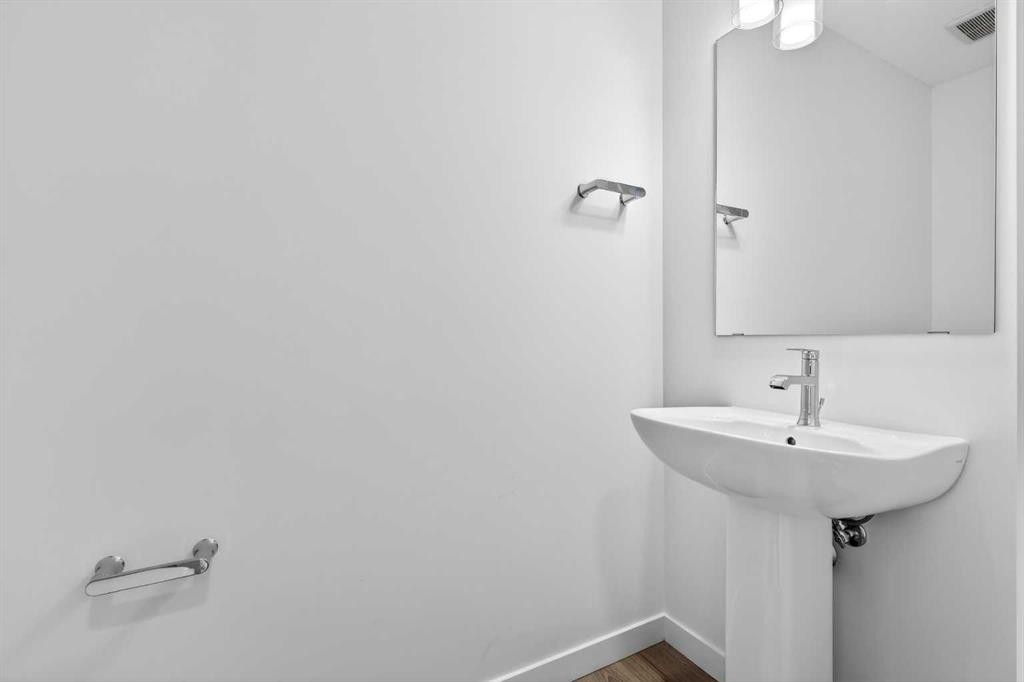 50 Creekside Way Sw, Calgary, AB - Indoor Photo Showing Bathroom