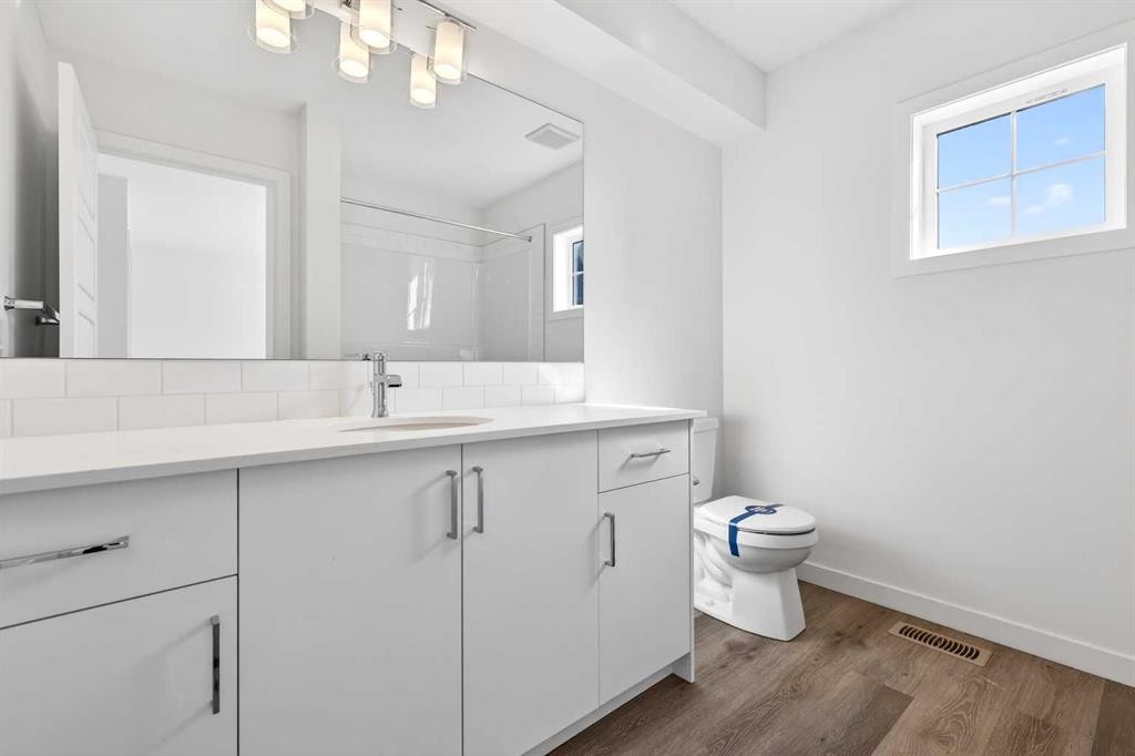 50 Creekside Way Sw, Calgary, AB - Indoor Photo Showing Bathroom