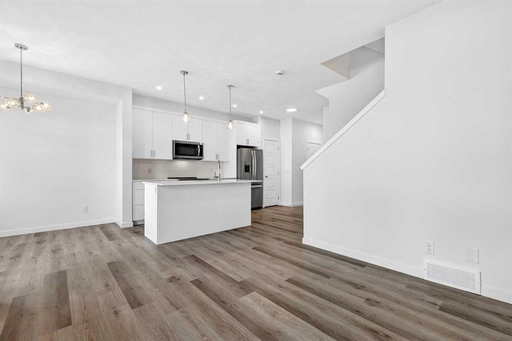 50 Creekside Way Sw, Calgary, AB - Indoor Photo Showing Kitchen